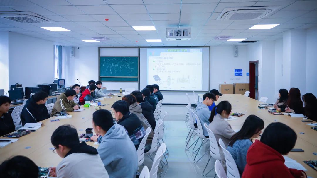 智慧教室，促進互動教學.jpg
